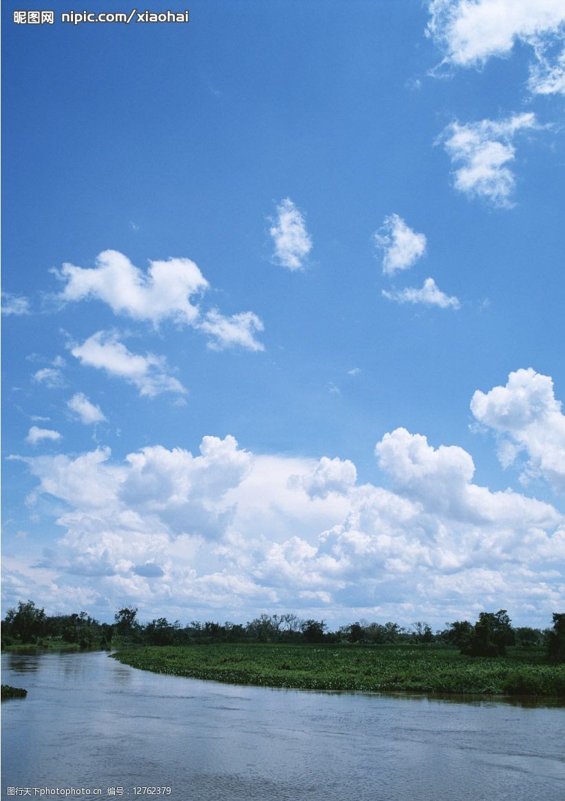 藍天白雲河流圖片